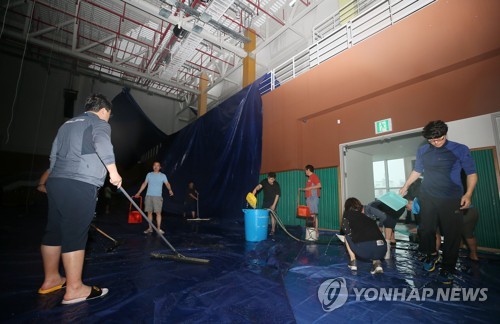 폭우에 또 물바다 된 제주 복합체육관