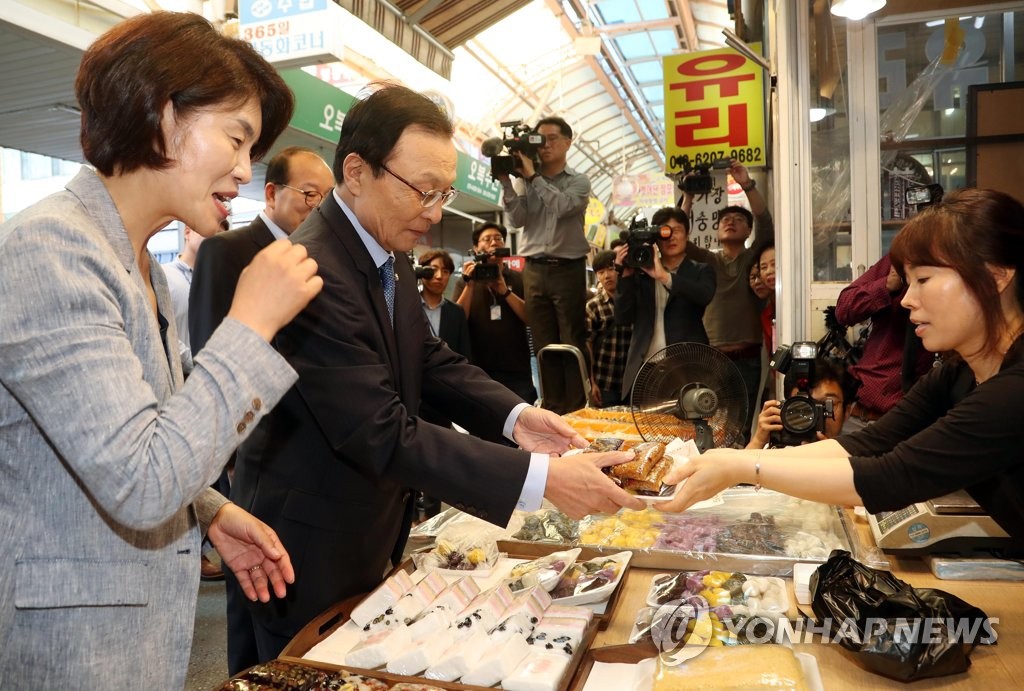 재래시장에서 장 보는 이해찬 대표