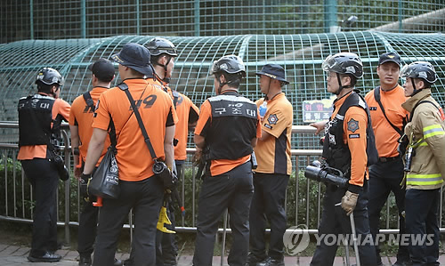 (대전=연합뉴스) 양영석 기자 = 18일 오후 4시 50분께 대전오월드 내 우리를 탈출한 퓨마 1마리가 탈출 2시간여 만에 수색에 나선 소방당국과 경찰에 발견됐다. 사진은 사육장 주변에 집결해 있는 119구조대와 경찰 관계자들. youngs@yna.co.kr(끝)