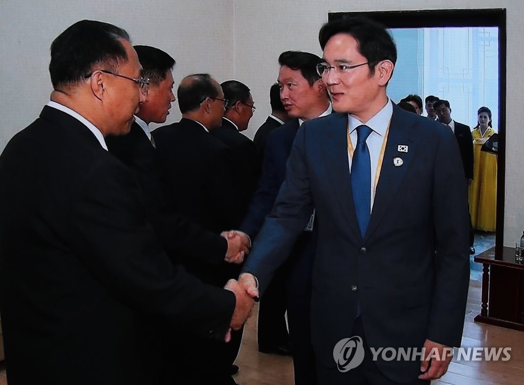 Samsung Electronics Vice Chairman Lee Jae-yong (R) shakes hands with North Korean Deputy Prime Minister Ri Ryong-nam at the People's Palace of Culture on Sept. 18, 2018. (Yonhap)