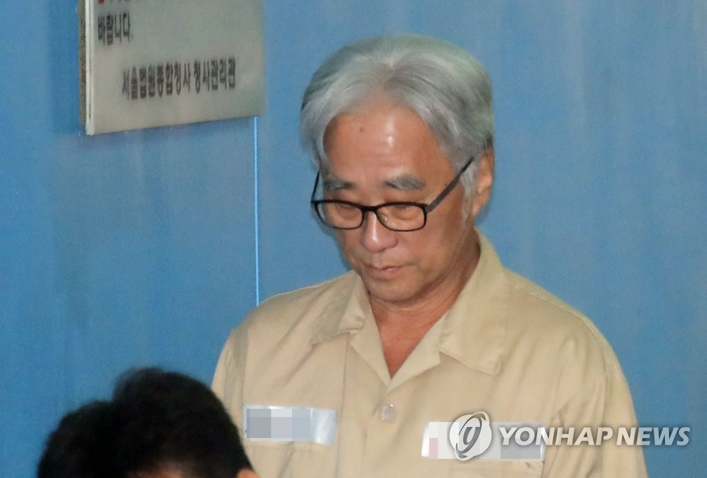 This picture taken on Sept. 19, 2018 shows theatrical director Lee Youn-taek walking into a courthouse in Seoul for his sentencing trial on sexual misconduct charges. (Yonhap) 