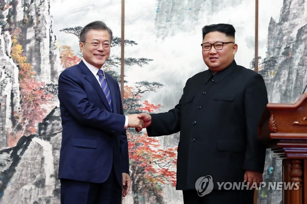 South Korean President Moon Jae-in (L) and North Korean leader Kim Jong-un shake hands after holding a joint press conference at the North's state guesthouse Paekhwawon in Pyongyang on Sept. 19, 2018, to announce the outcome of their bilateral summit there. (Joint Press Corps-Yonhap)