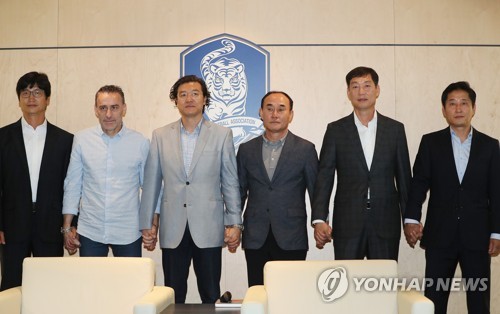 벤투 감독, 김학범 감독 등과 첫 회동