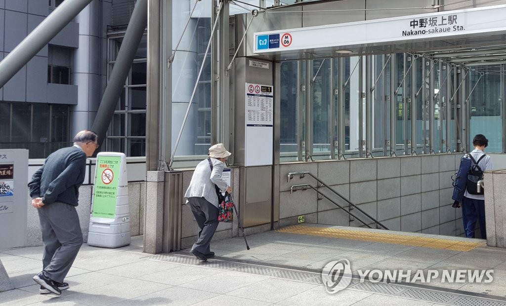 지하철 타러 가는 일본 노인들