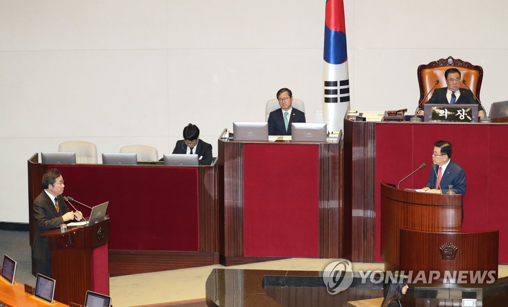 소득주도성장 질문에 답하는 이낙연 총리