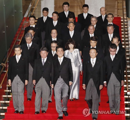 기념 촬영하는 아베 내각 각료들