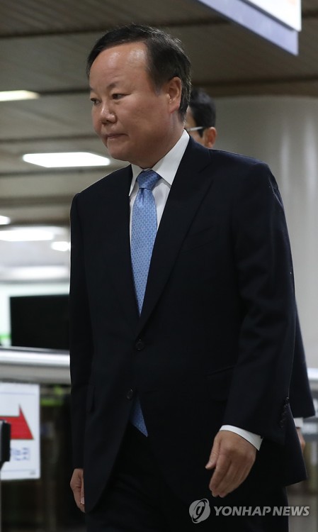 법정 향하는 김재원