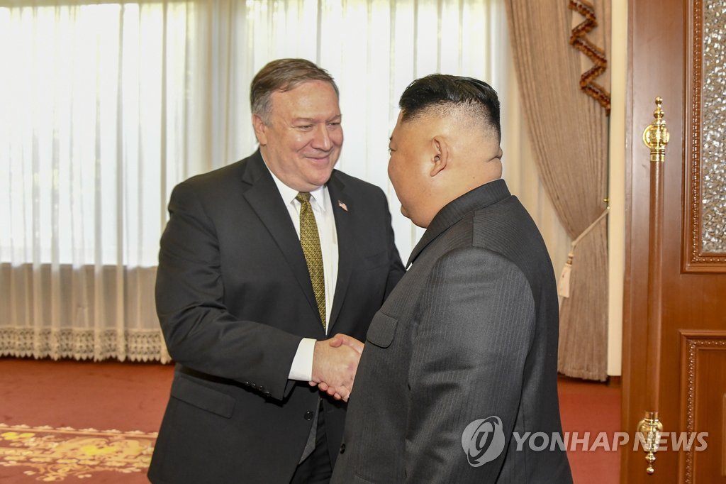 악수하는 폼페이오와 김정은