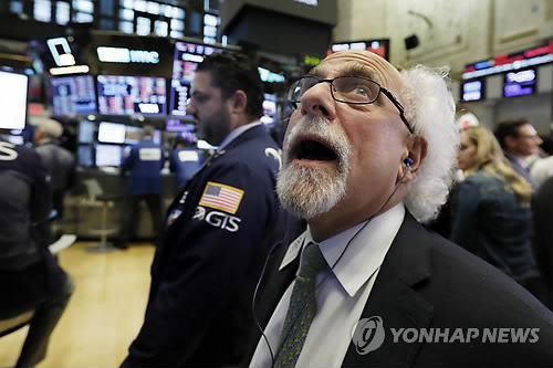미국 뉴욕증시가 급락한 10일(현지시간) 뉴욕증권거래소(NYSE) 입회장의 한 트레이더[AP=연합뉴스}