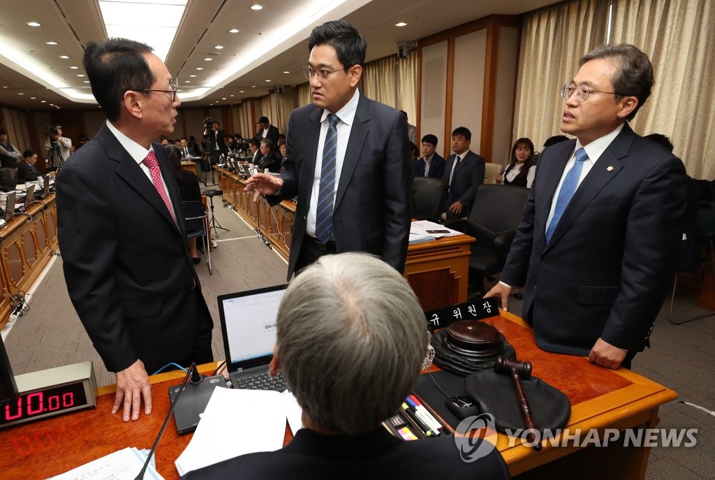의사진행 발언으로 충돌하는 여야 간사들