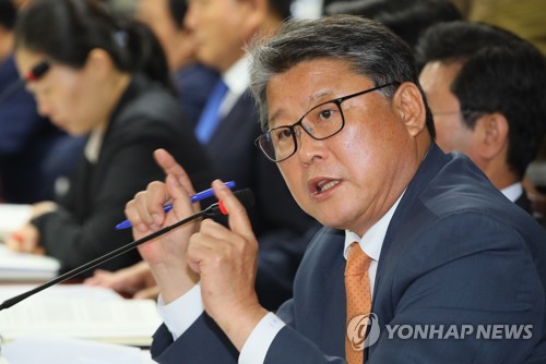 자료요청하는 조원진 의원
