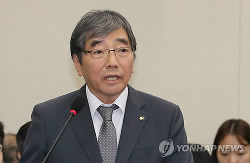 답변하는 윤석헌 금융감독원 원장