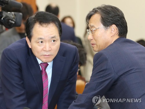 대화하는 성일종과 유동수