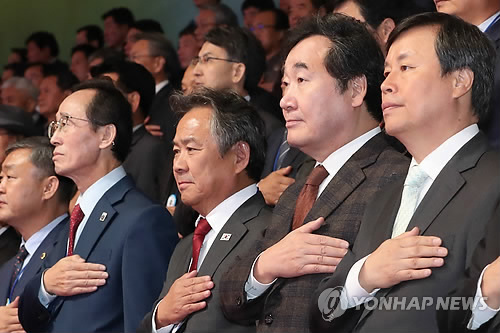 국기에 경례하는 이낙연 총리