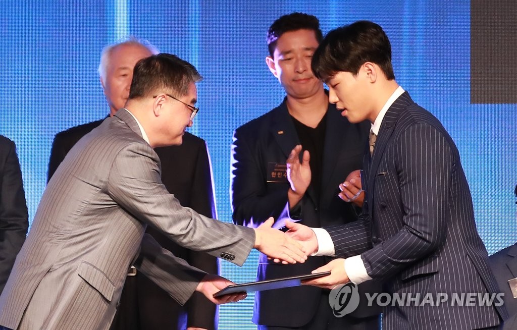South Korean skeleton slider Yun Sung-bin (R) receives an award at the 56th Korea Sports Awards in Seoul on Oct. 15, 2018. (Yonhap)