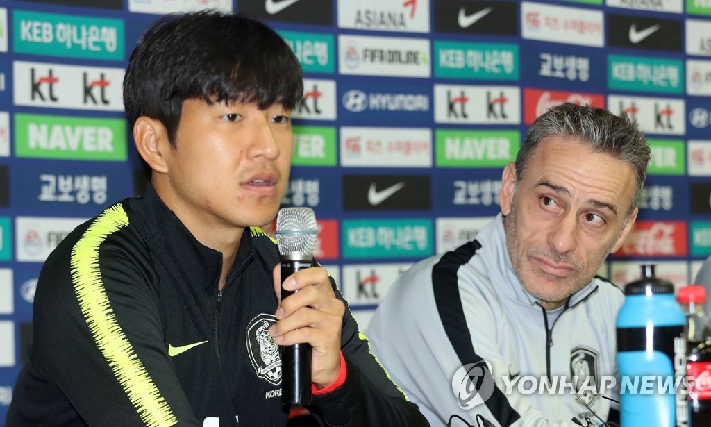 South Korea national football team defender Park Joo-ho speaks at a press conference at Cheonan Stadium in Cheonan, South Chungcheong Province, on Oct. 15, 2018, one day ahead of his team's friendly against Panama. Next to Park is head coach Paulo Bento. (Yonhap)