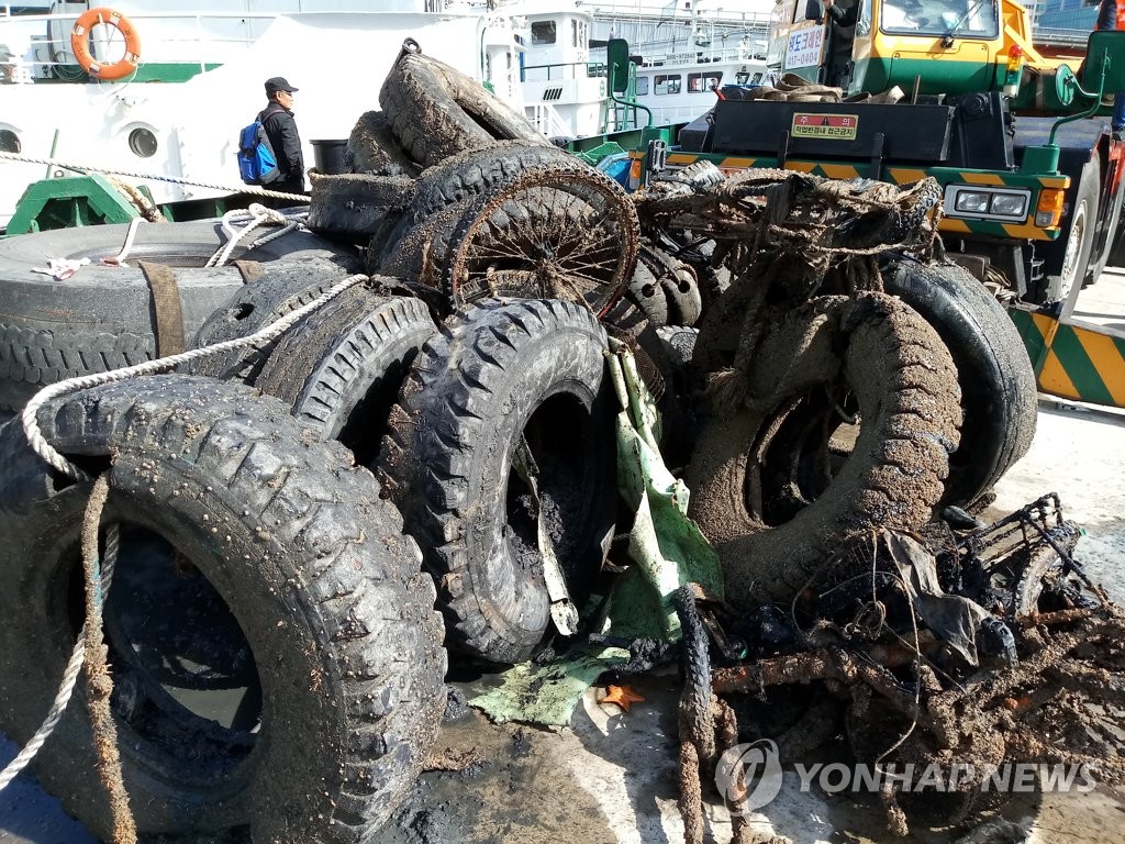 바다 쓰레기 폐타이어·자전거 수거