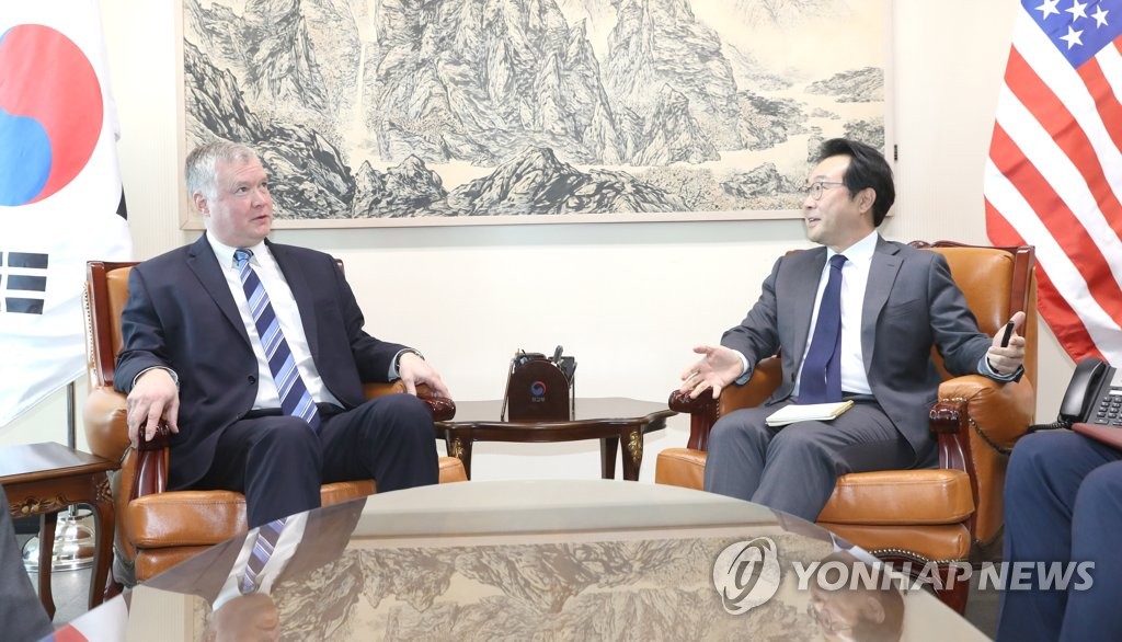 Lee Do-hoon (L), South Korea's special representative for Korean Peninsula peace and security affairs, meets his U.S. counterpart, Stephen Biegun, in Seoul on Oct. 30, 2018. (Yonhap)