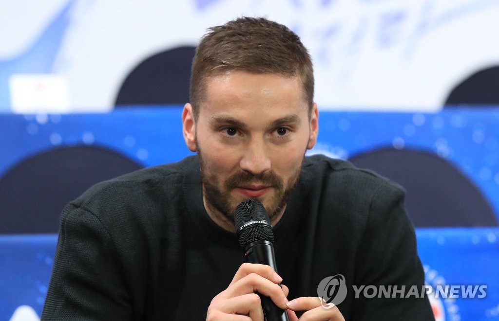 '안녕하세요 부크 라조비치입니다'