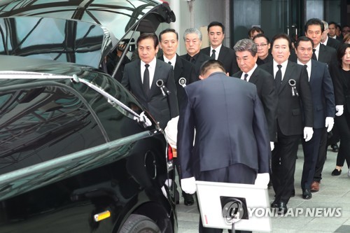 신성일 배웅하는 동료배우들