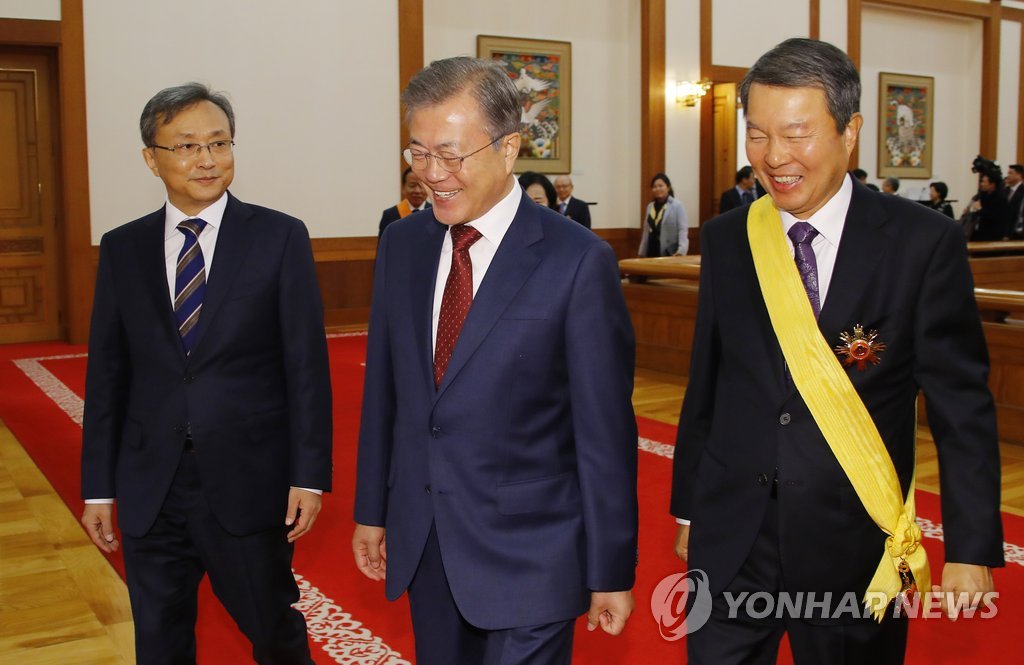문 대통령, 퇴임한 이진성 전 헌재 소장과 함께