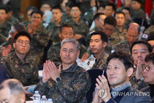 병사들 의견에 박수