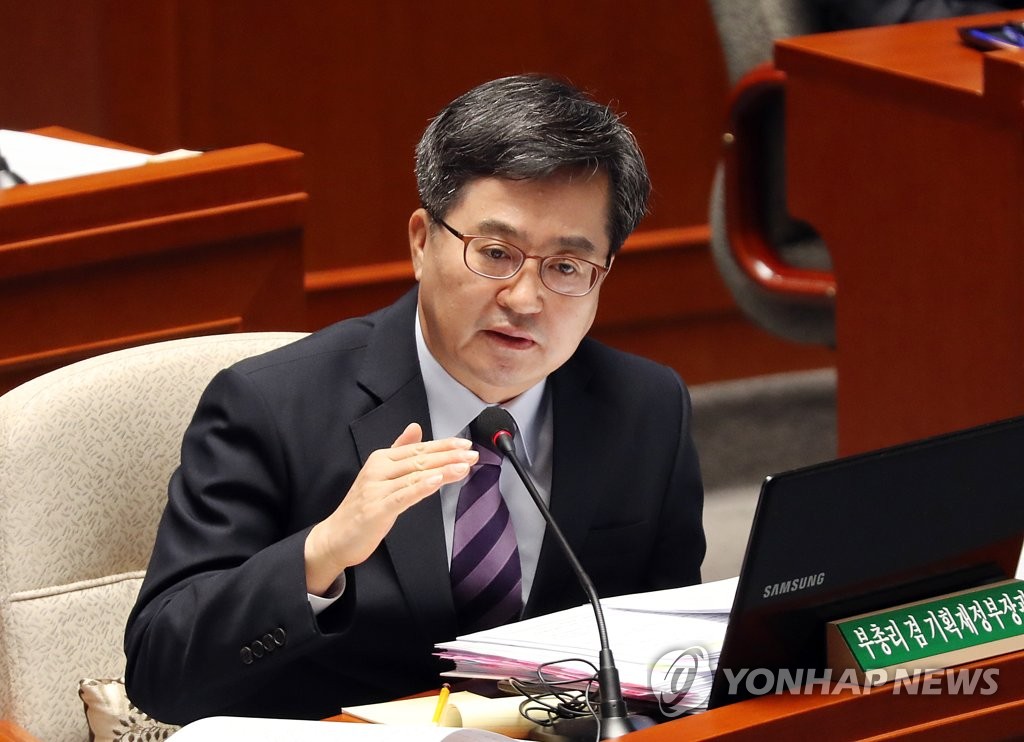 답변하는 김동연 부총리