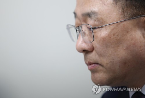 생각에 잠긴 홍남기 국무조정실장
