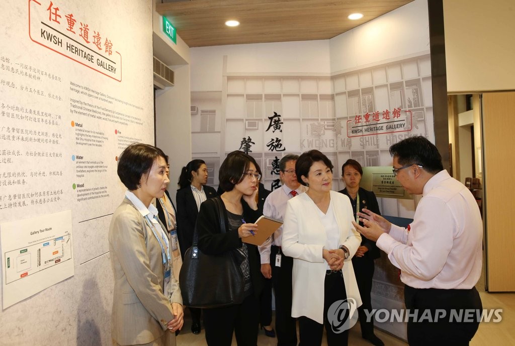 싱가포르 요양병원 시설 둘러보는 김정숙 여사