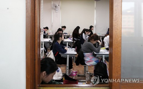 시험에 집중하는 수험생