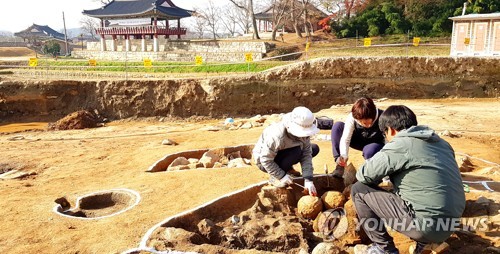 고창서 조선시대 시한폭탄 비격진천뢰 11점 발견