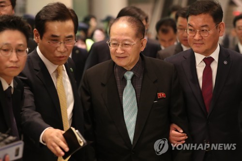미소 짓는 리종혁 부위원장