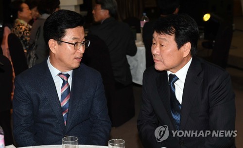 대화하는 염홍철(오른쪽) 전 대전시장과 허태정 대전시장