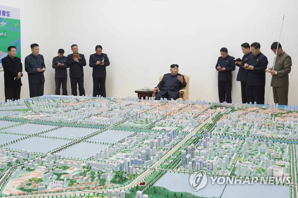김정은, 북중접경 신의주 건설계획 지도