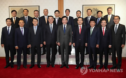 은행장들과 기념촬영하는 이낙연 총리
