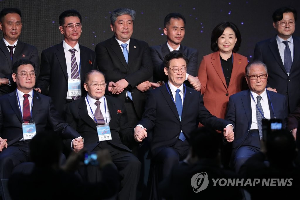 기념촬영하는 리종혁과 이재명