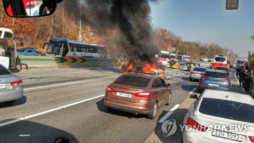 경부고속도로 천안구간 차량 10여대 추돌 사고
