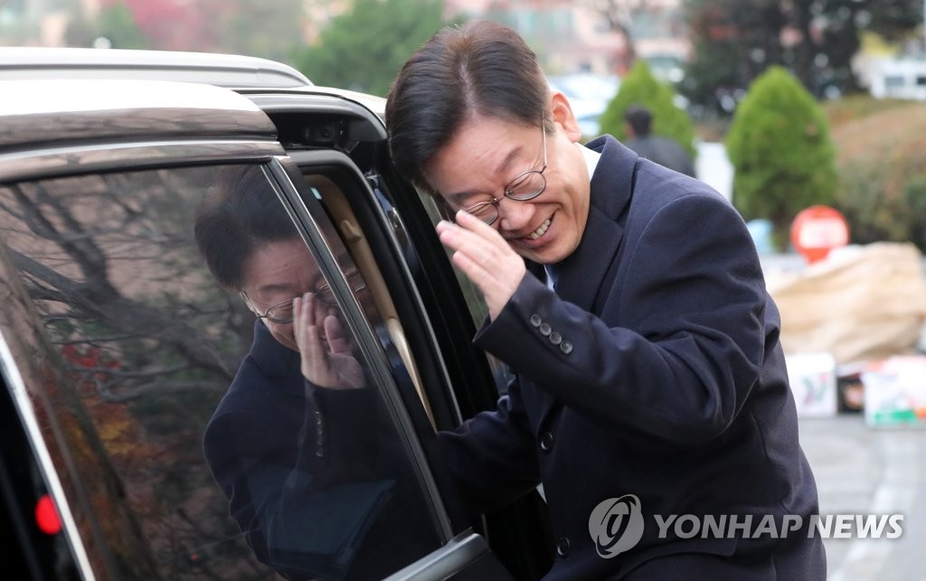입장표명 위해 집무실 향하는 이재명 지사