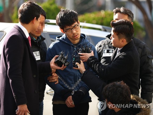 취재진 질문에 답하는 김성수