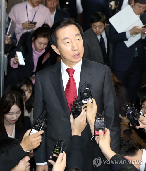 기자 질문 받는 김성태 원내대표