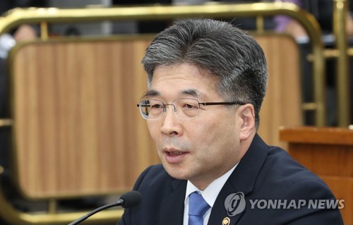 답변하는 민갑룡 경찰청장