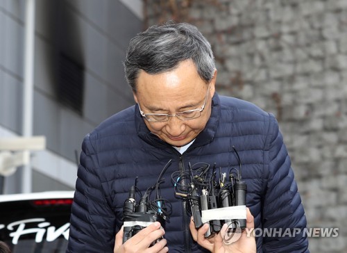 고개 숙여 사과하는 황창규 KT 회장