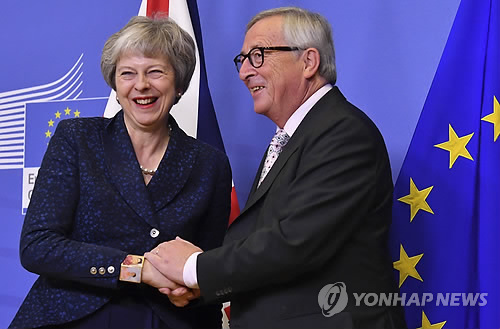 메이 영국 총리(좌)와 융커 EU 집행위원장(우)