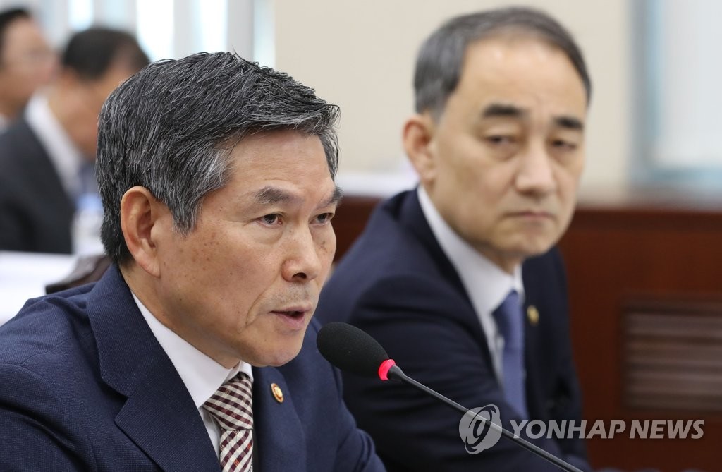답변하는 정경두 국방부 장관