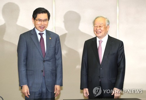 손경식 경총 회장과 인사하는 박상기 법무부 장관