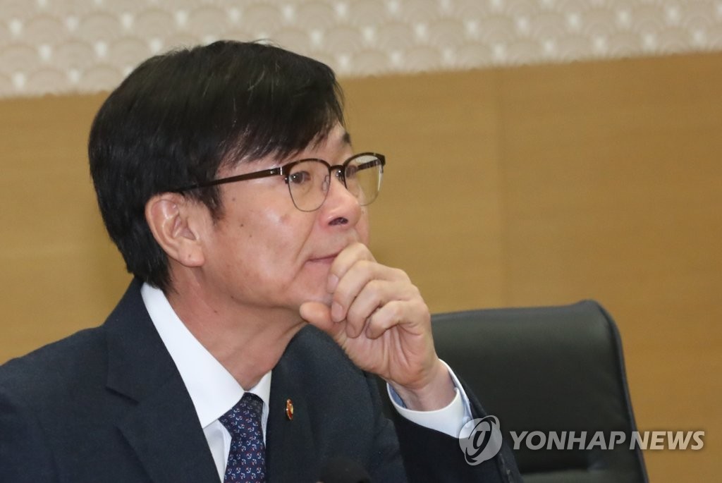 In this photo taken on Nov. 27, 2018, FTC Chairman Kim Sang-jo listens to remarks by Prime Minister Lee Nak-yeon during a video conference call held at a government complex building in Sejong, 120 kilometers south of Seoul. (Yonhap)