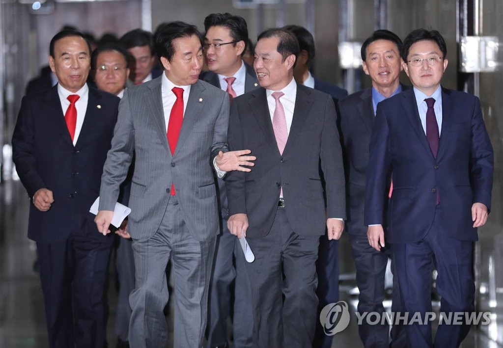 얘기하는 김병준 비대위원장과 김성태 원내대표