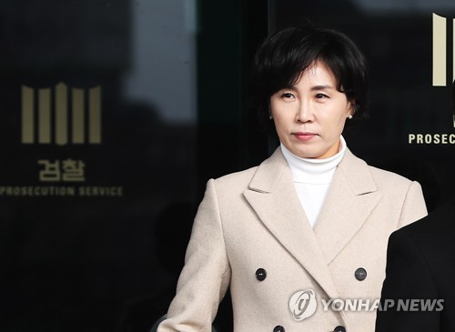 점심식사 위해 검찰 청사 나오는 김혜경씨