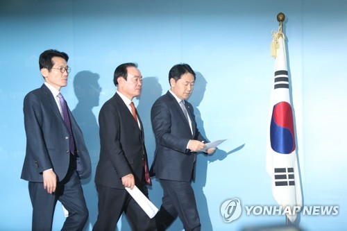기자회견장 들어서는 3당 원내대표