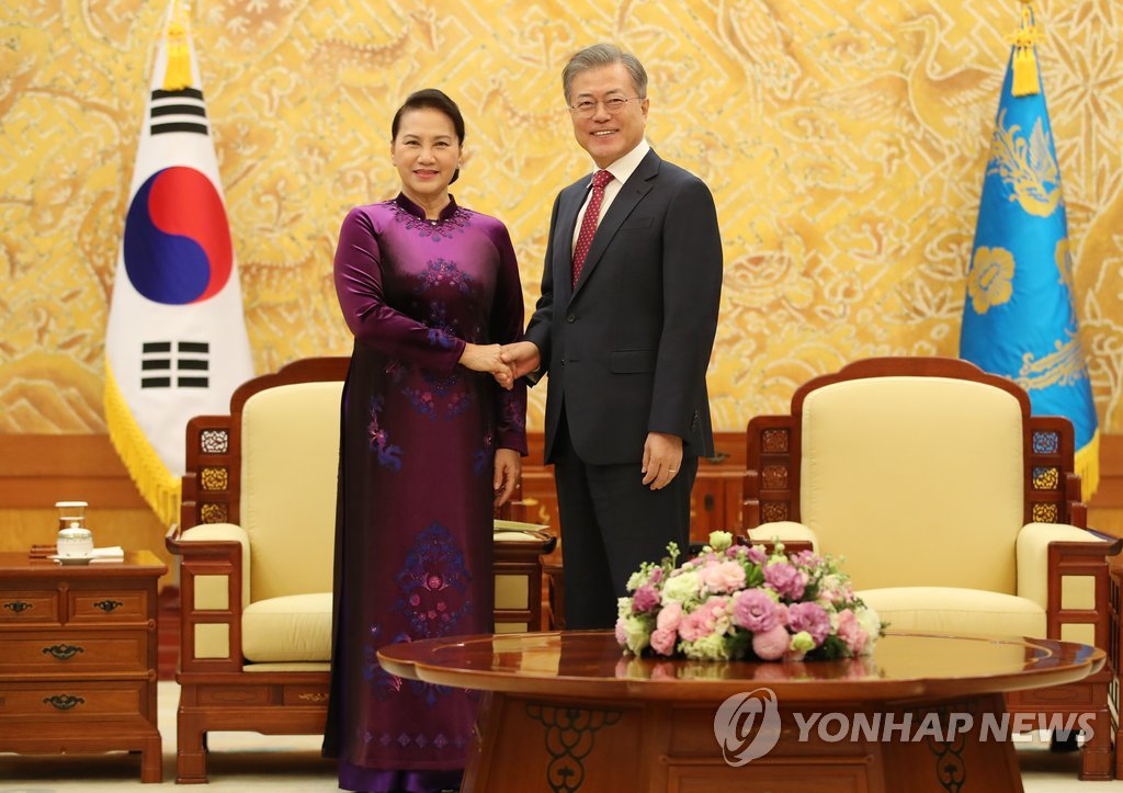 문 대통령, 응우옌 티 낌 응언 베트남 국회의장과 악수